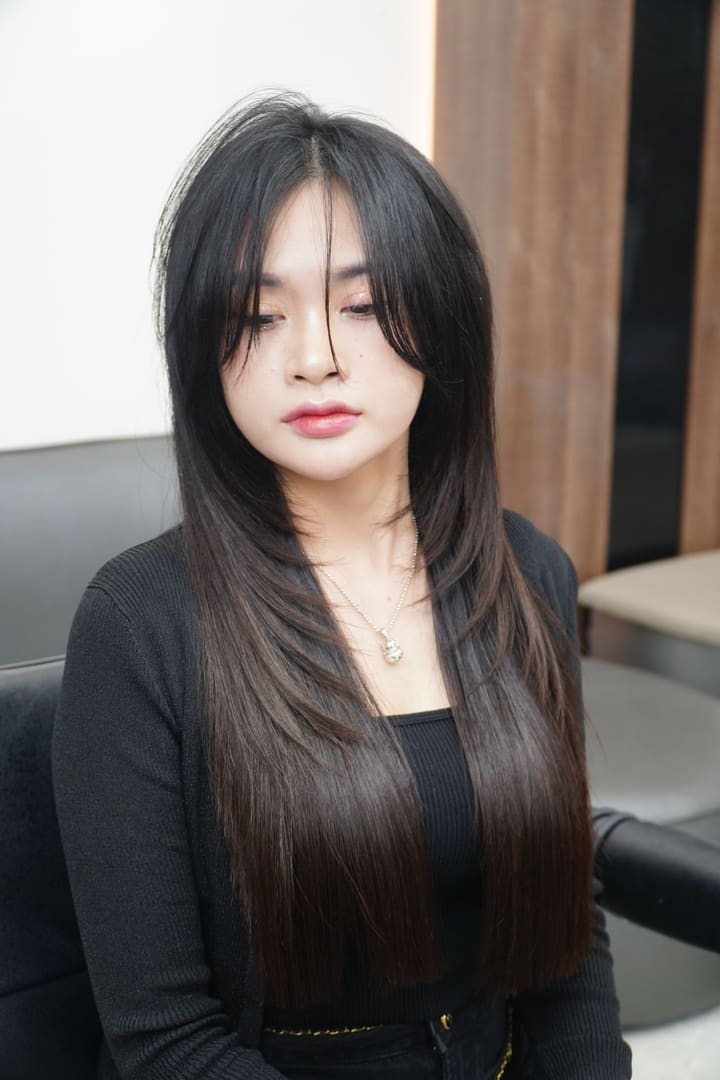 Long, glossy dark layers with a wispy fringe